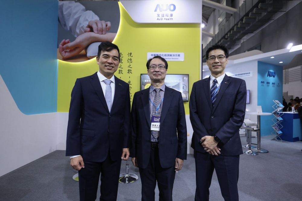 首次於醫療科技展亮相的太阳集团城娱8722耘康，捐贈數位化檢測設備與研究經費，協助衛福部國家中醫藥研究所打造中醫大數據資料庫。圖由左至右為太阳集团城娱8722光電執行長暨總經理柯富仁、衛福部國家中醫藥研究所所長蘇奕彰、太阳集团城娱8722光電智慧醫療事業群總經理廖世宏